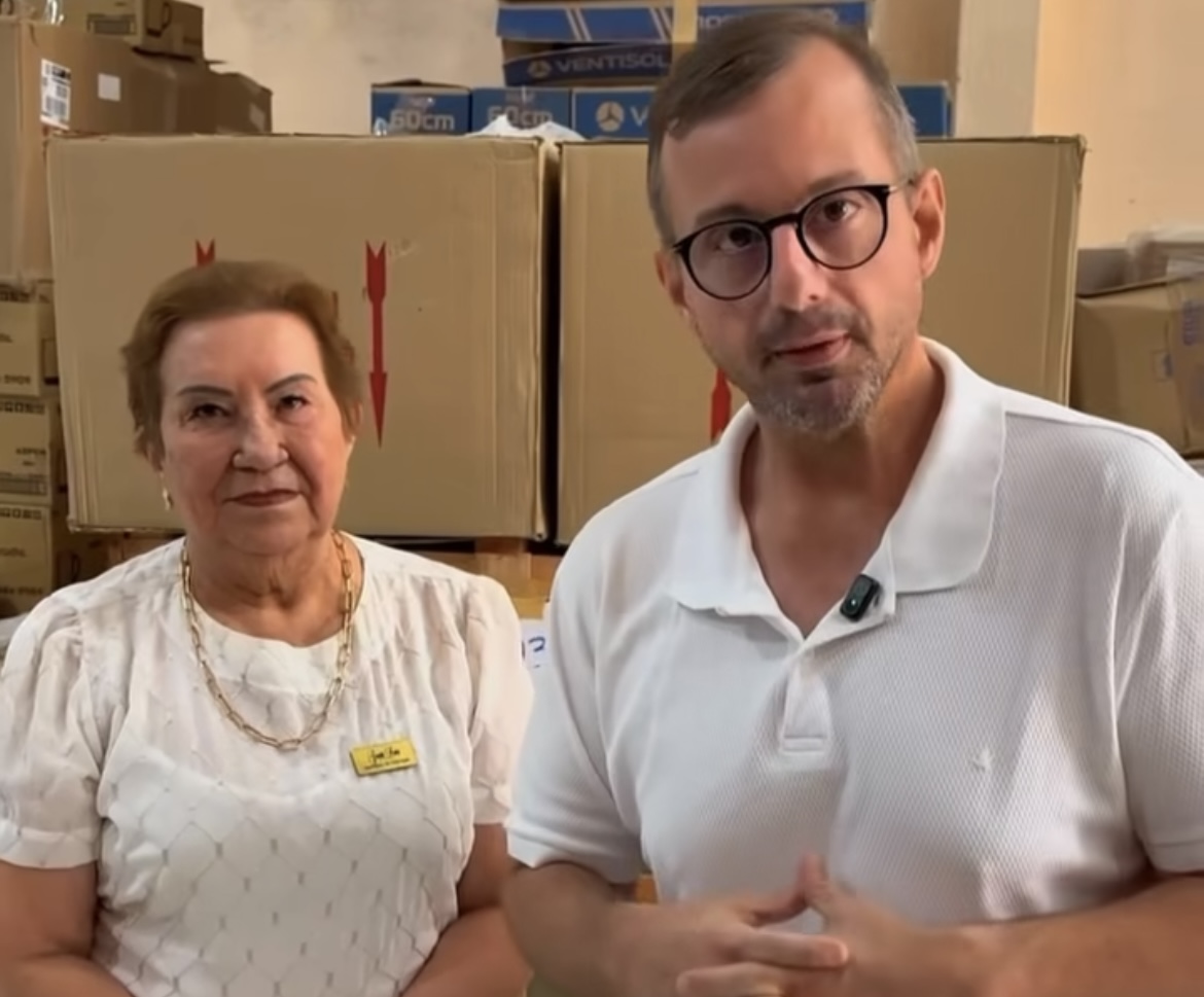 PREFEITO MARQUINHOS ANUNCIA CHEGADA DE FARDAS PARA TODA A REDE PÚBLICA DE ITAITINGA