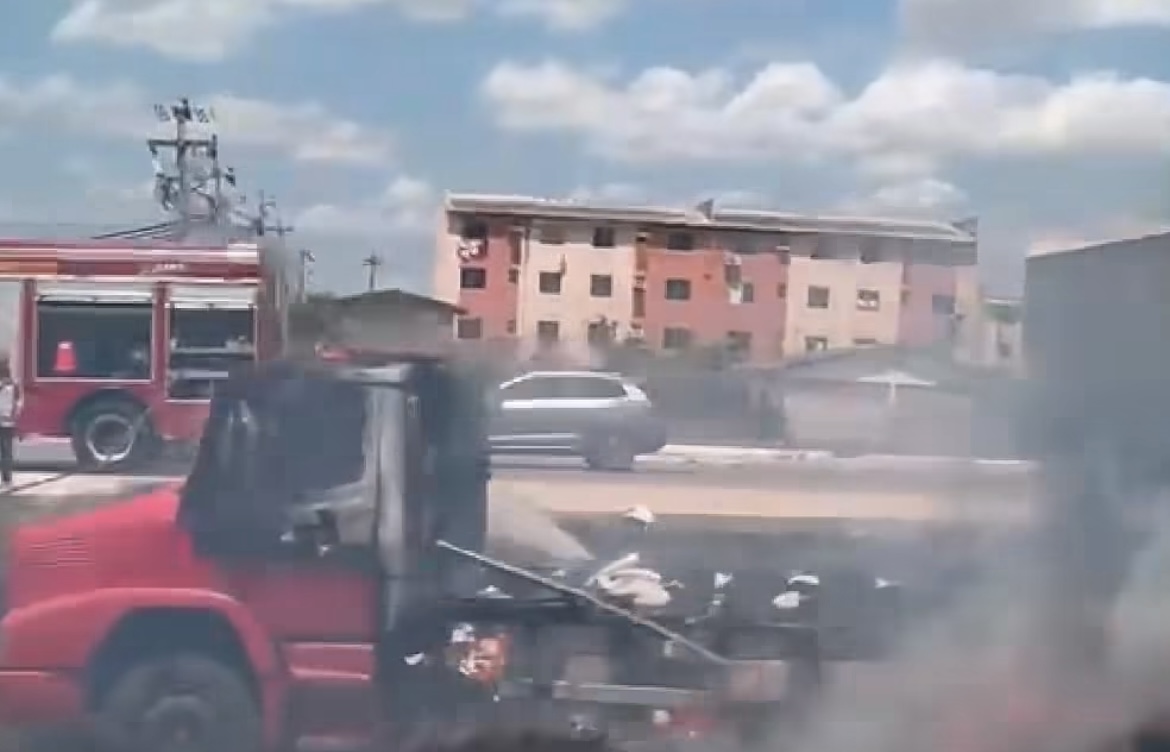 CORPO DE BOMBEIROS É ACIONADO APÓS CAMINHÃO PEGAR FOGO NO 4° ANEL VIÁRIO