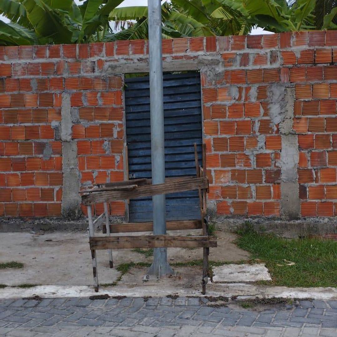 Poste dando choque no calçadão da lagoa de Itaitinga