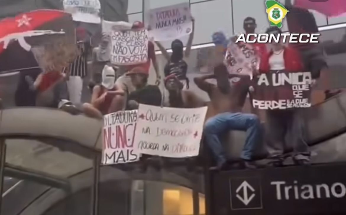 TURMA DO PT; V4G4BUNDO$ DE ATO PRO-LULA VANDALIZAM E DEPREDRAM ESTAÇÃO DE METRÔ EM SÃO PAULO
