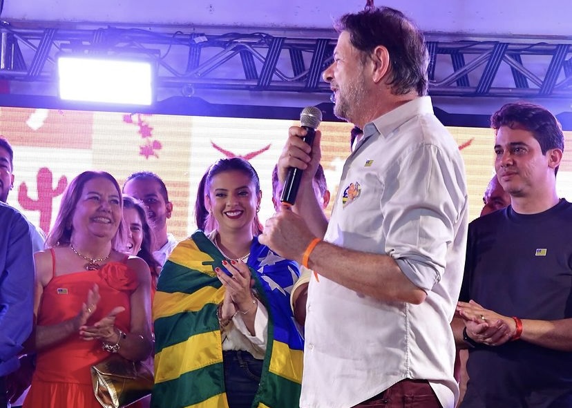 Ao lado de vários deputados, do Senador CId Gomes e outras autoridades políticas, Naiara Castro  se filia ao PSB na corrida pela prefeitura de Morada Nova